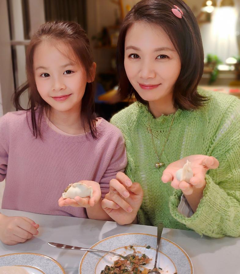 曹曦文晒温馨居家照，10岁女儿欣欣美貌太像妈