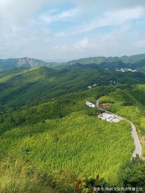 3、在万年县的西部，这里有很多景点，比如有一片竹林一直延伸到大海里面。