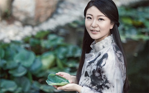 刘珂矣，出生于黑龙江，中国女歌手，北京百慕文化发展有限公司签约艺人，单曲《半壶纱》