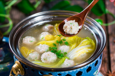 ​汆丸子，调肉馅很关键，牢记3要点，丸子没腥味，饱满多汁不松散