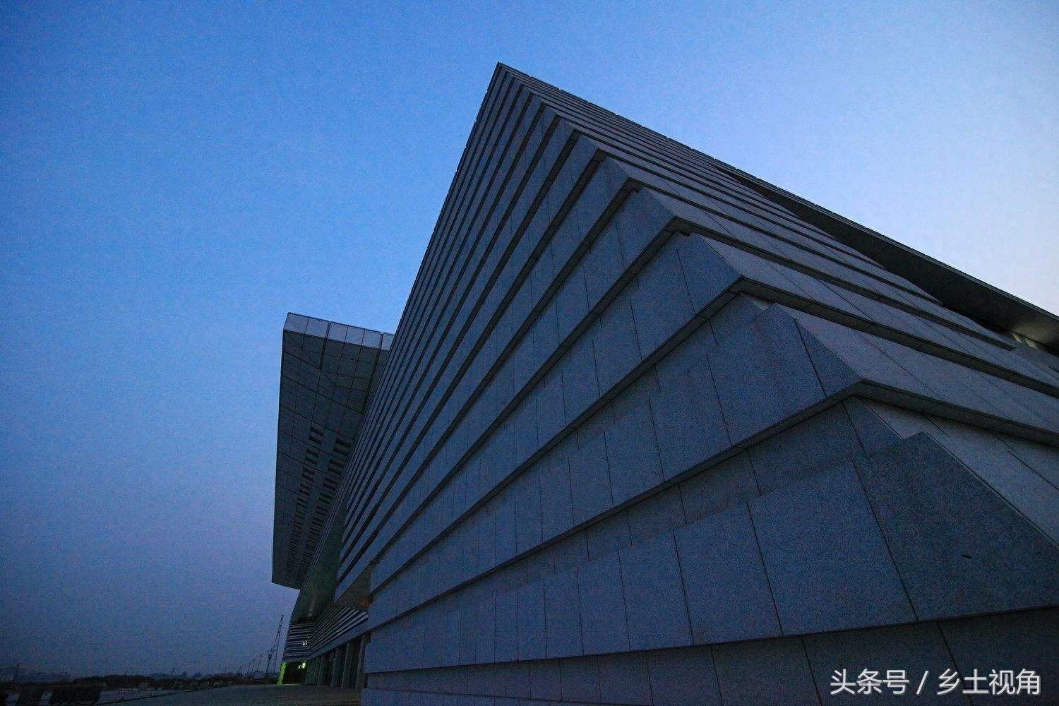 驻马店是河南地级市，驻马店火车站却全都隶属于武汉铁路局
