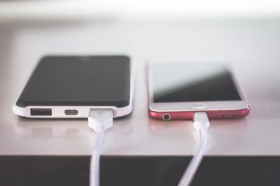 ​华为新手机如何充电才正确M30(华为新手机第一次充电要把电用完吗)