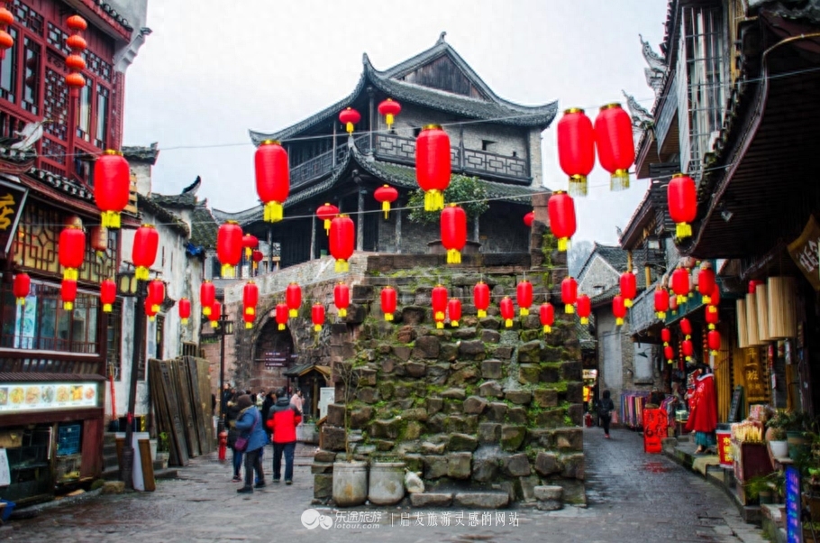 一座深山里的城池——凤凰古城简介