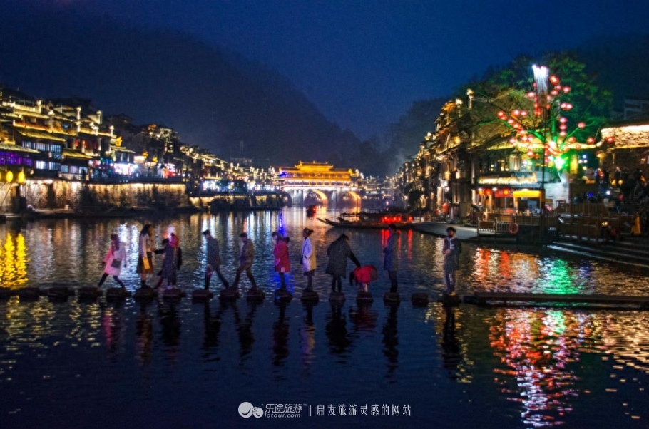 一座深山里的城池——凤凰古城简介