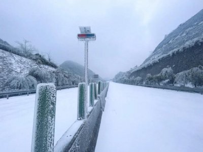 ​受降雪影响，京港澳高速韶关段等23个国内高速公路路段封闭