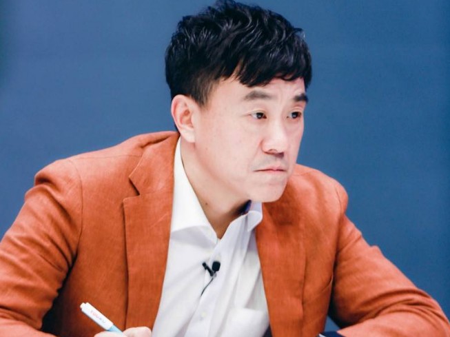演员何冰老婆是谁 首次谈论老婆直言她哪里都好很依赖她