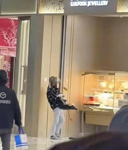 ​男子抢金店被抓时称“我不是中国人，有外交豁免权”，警方通报：云南人