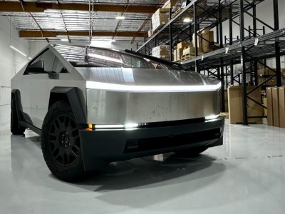 ​特斯拉加速生产电动皮卡，大量 Cybertruck 现身得州超级工厂