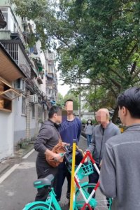 ​男子骑单车穿行“成都迪士尼”被拦，街道办：居民可正常通行