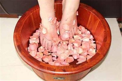 ​夏天泡脚的好处和坏处是什么 夏天泡脚有什么好处