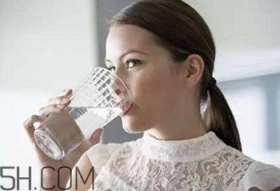 ​早上起来喝什么水最好_早上起来喝多少水最好