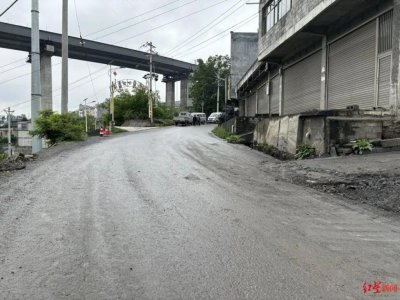 ​探访镇雄医院凶案嫌疑人抓捕现场：有村民推着孩子散步时迎面撞见