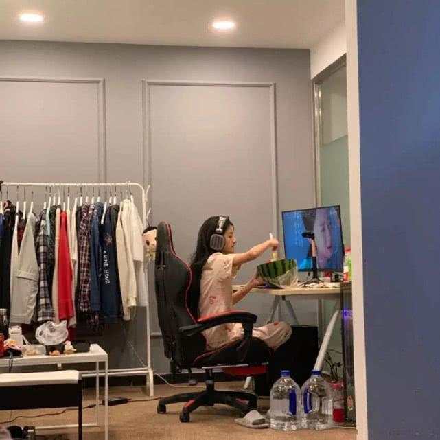 王乐乐罕见晒女友素颜，看清面容后，网友：杨清柠输得不冤！
