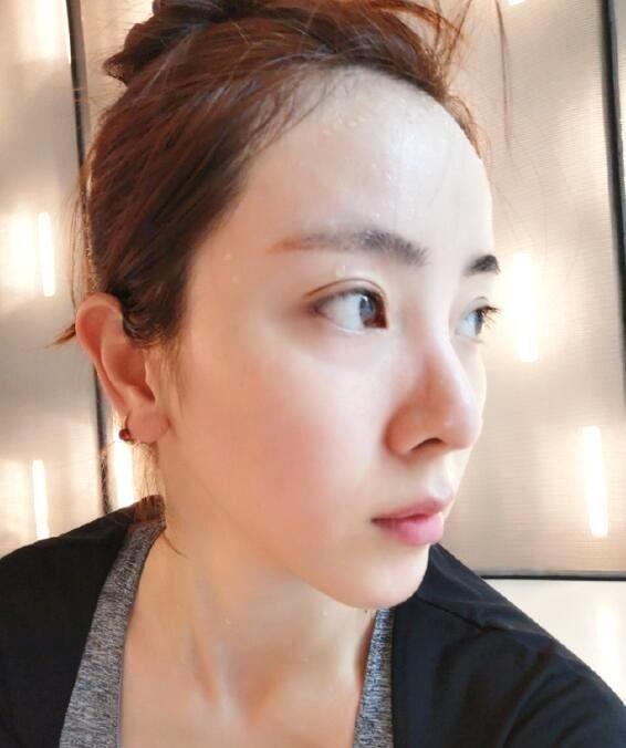 央视主持人李思思运动后素颜照曝光，和舞台造型判若两人