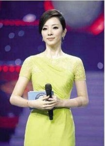 ​央视主持人李思思运动后素颜照曝光，和舞台造型判若两人