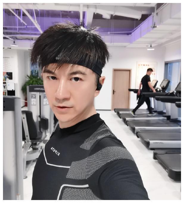 央视主持马跃健身照，42岁身材不输小鲜肉，滤镜下V脸大眼颜值高