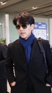 ​靳东是我见过最反油腻的男人：头不戴帽、脖系围巾，保暖又有格调