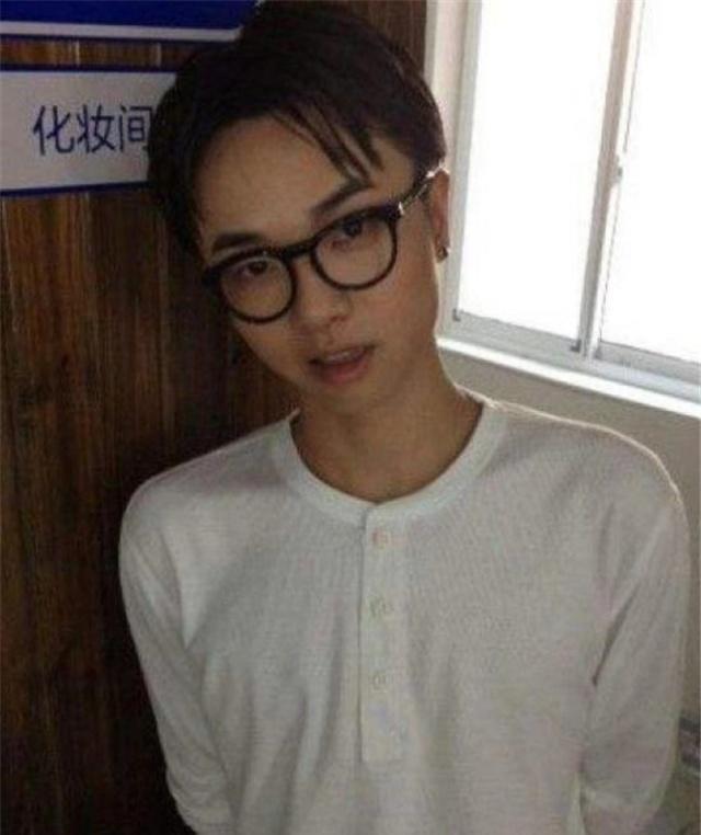华晨宇为什么一直都有刘海？当看到他成名前的照片时，网友：懂了