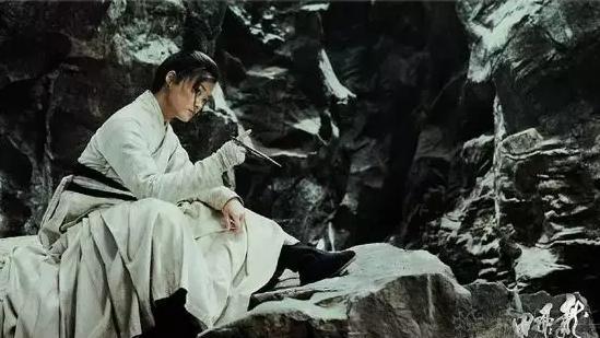旧病复发？李宇春坐轮椅现身医院，网友：真是个容易受伤的女人