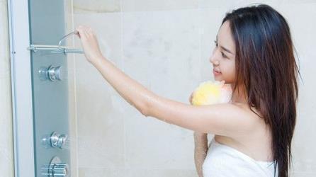 女人聊天常说“我去洗澡了”, 真正含义是什么 看完扎心了!
