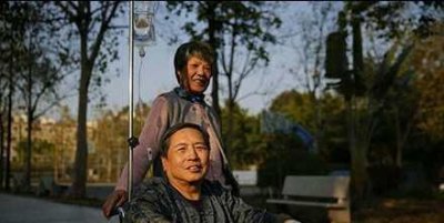 ​72岁老汉圆多年梦想变性做女人，家人一致支持，和妻子姐妹相称