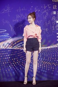 ​杨蓉身材忽高忽低，真实身高是个迷，网友：都赖摄影师！