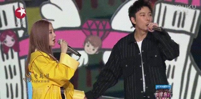 李小璐贾乃亮甜蜜合唱《全部都是你》，网友却说尴尬癌犯了