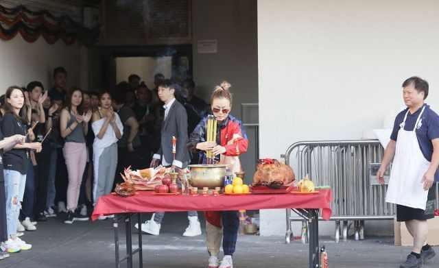 容祖儿香港红馆开唱，歌后穿旗袍跳扇子舞、泳装秀嗨翻全场！