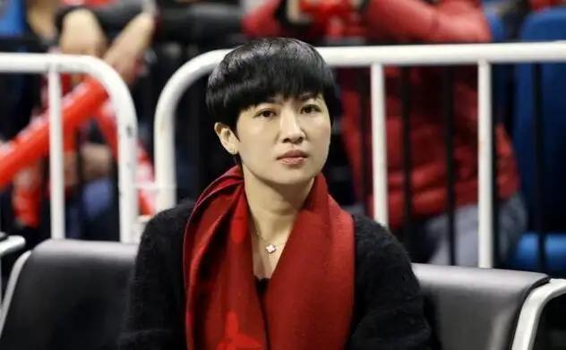 她是CBA最美老板，颜值秒杀娱乐圈女星，年纪轻轻就当上董事长
