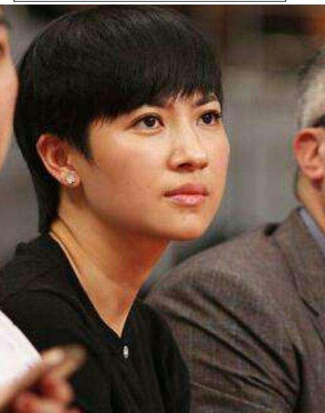 她是CBA最美老板，颜值秒杀娱乐圈女星，年纪轻轻就当上董事长