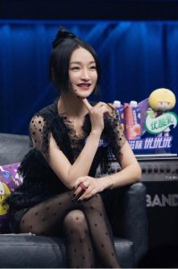 ​周迅越穿越抢眼，超短裤配黑丝袜气质迷人，坐着还得“跷二郎腿”