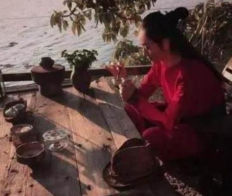 带你看看杨丽萍云南的豪宅：湖边盖的房子，厨房也像一个观景台