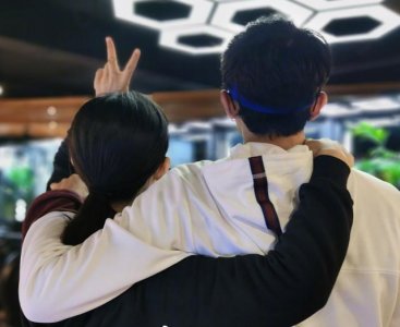 ​张杰谢娜约会被拍，谢娜化身人体挂件黏在张杰身上，不停拥吻对方