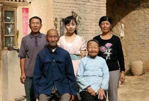 当年星光大道红人，草根出身的王二妮真实身份曝光，难怪她这么火