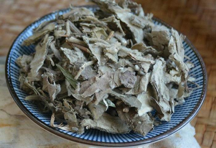 生长于石缝间的野草，俗称“白毛藤”，药农常用它来祛风湿治胃痛