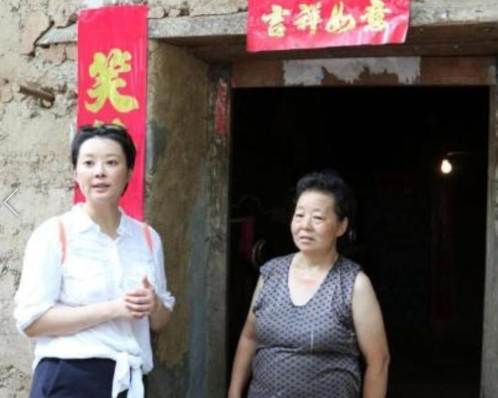这位明星尴尬了，坐普通舱却享受头等舱待遇，网友：好人有好报