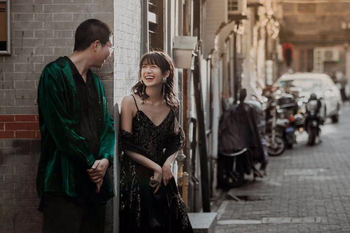 宣布结婚后的第十天，李诞被拍到与其他女子酒吧热吻，人间不值得