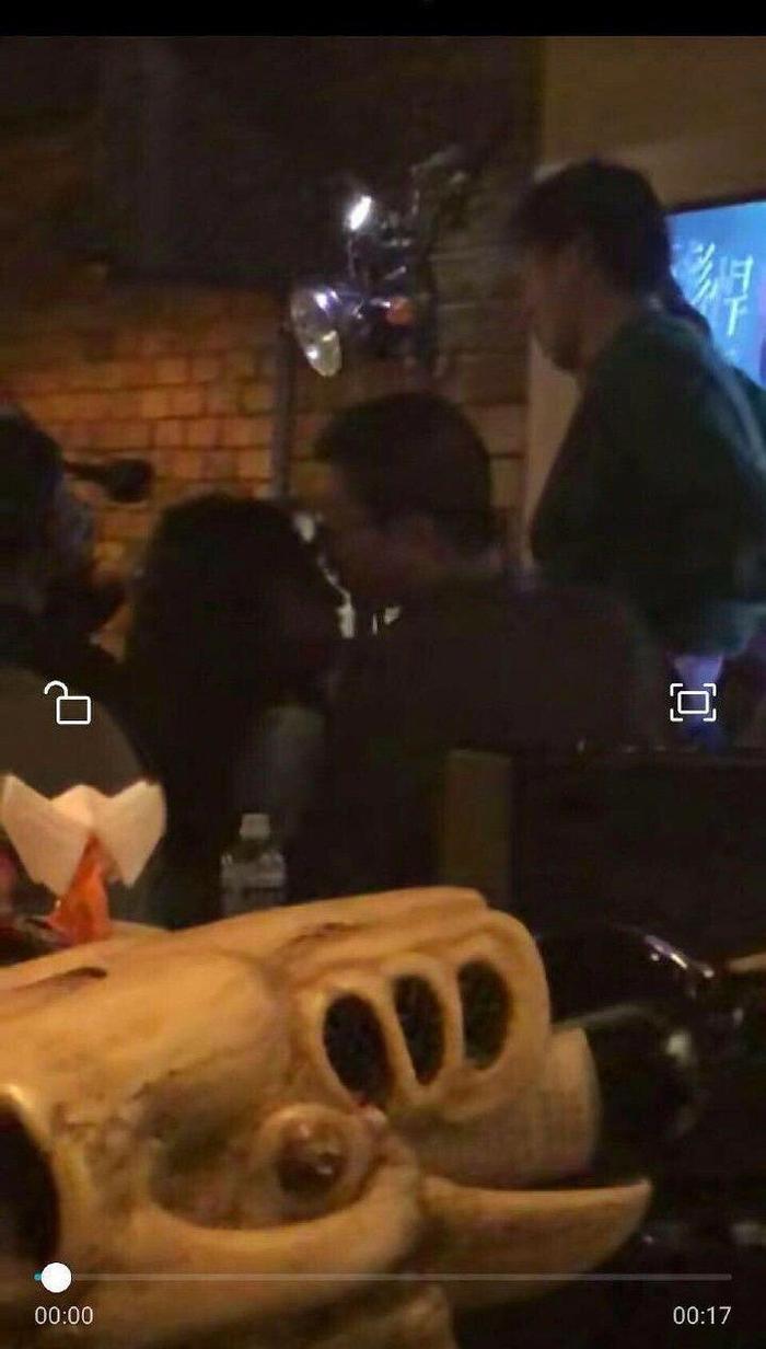 宣布结婚后的第十天，李诞被拍到与其他女子酒吧热吻，人间不值得