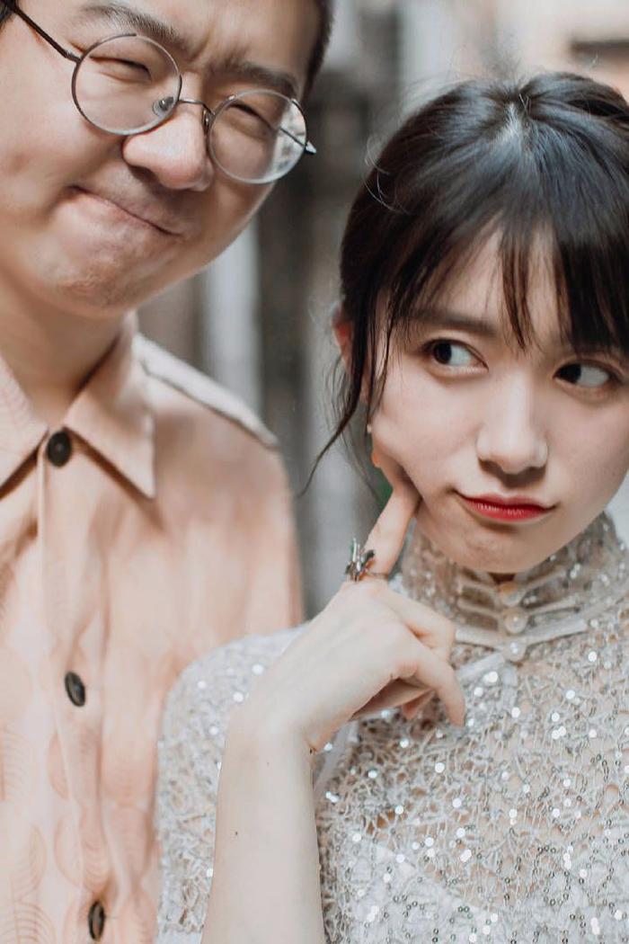 宣布结婚后的第十天，李诞被拍到与其他女子酒吧热吻，人间不值得