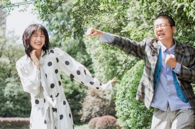 ​宣布结婚后的第十天，李诞被拍到与其他女子酒吧热吻，人间不值得