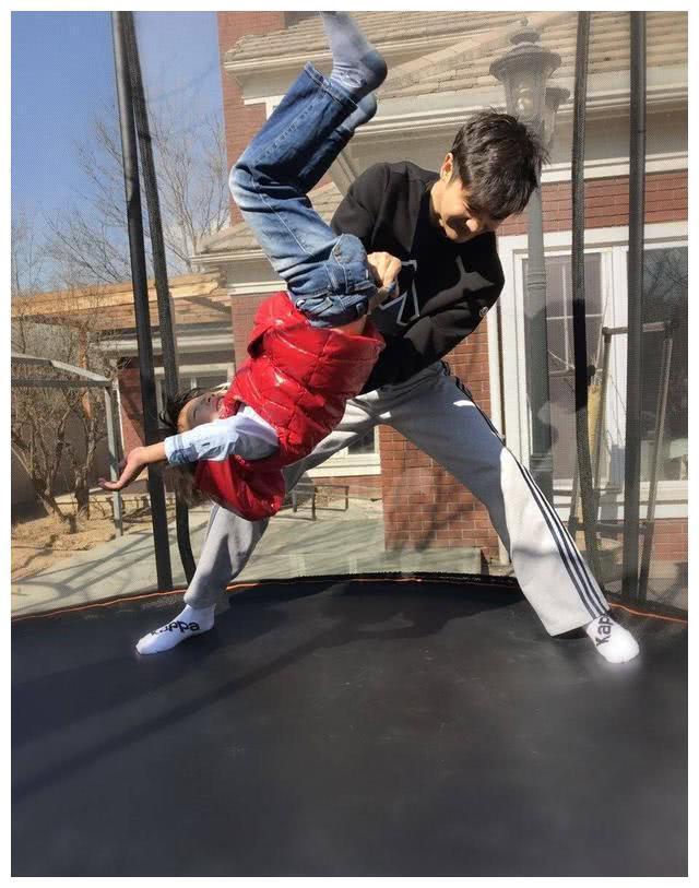 叶一茜晒儿子近照，8岁小亮仔已长成阳光美少年了，比爸爸还帅