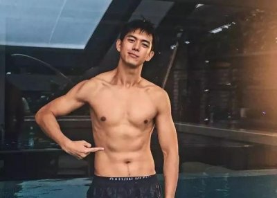 ​李现脚腕有处纹身，翻涌的海浪，李现说出缘由后，网友大写的服