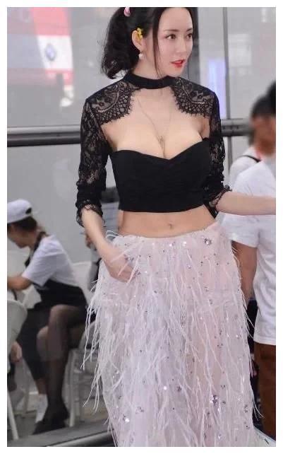 有种站姿叫潘春春的“仙女站”，手攥话筒浅语笑，美到人腿软