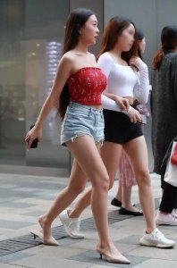 ​街拍美女：高清镜头下的长腿小姐姐，个个花枝招展！