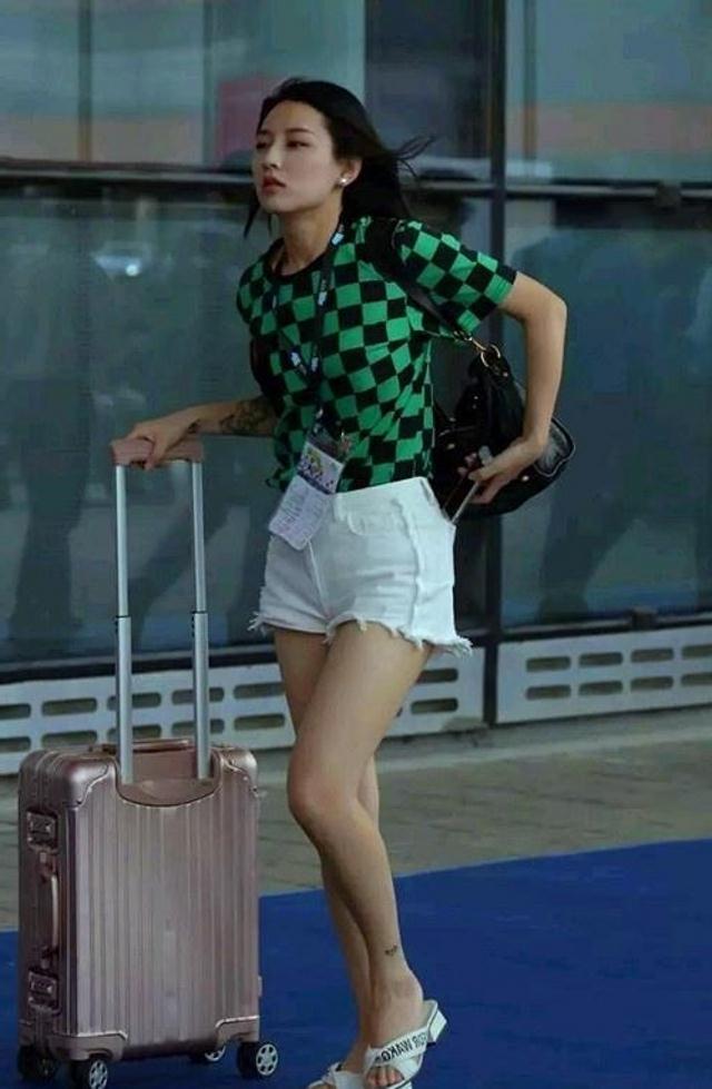 路人街拍，美女身材高挑，身穿一条竖条纹连衣裙优雅大气