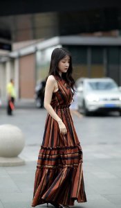 ​路人街拍，美女身材高挑，身穿一条竖条纹连衣裙优雅大气
