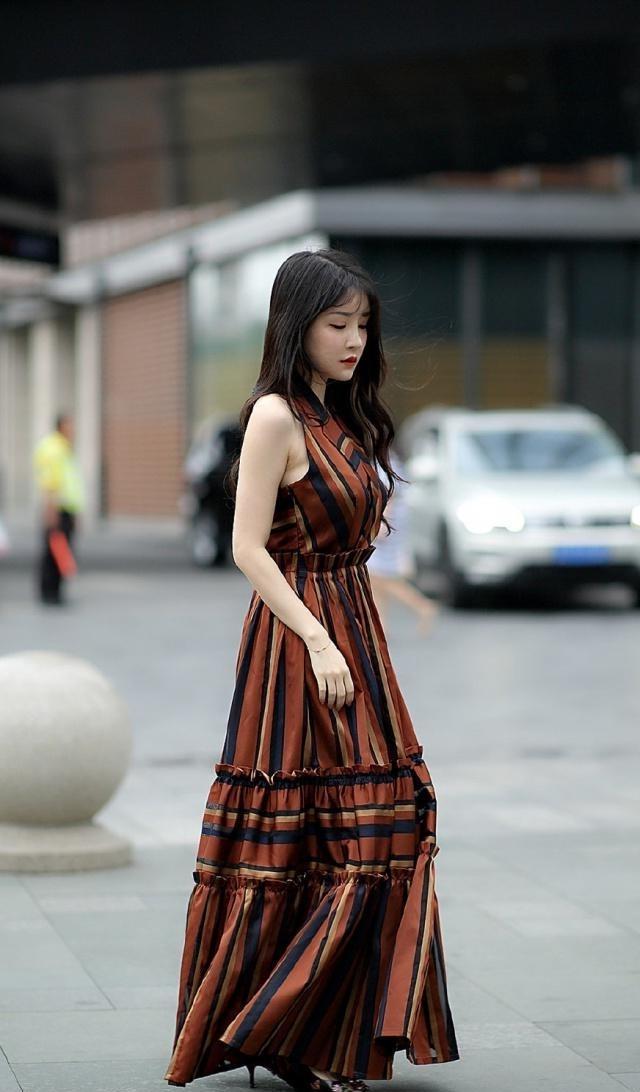 路人街拍，美女身材高挑，身穿一条竖条纹连衣裙优雅大气
