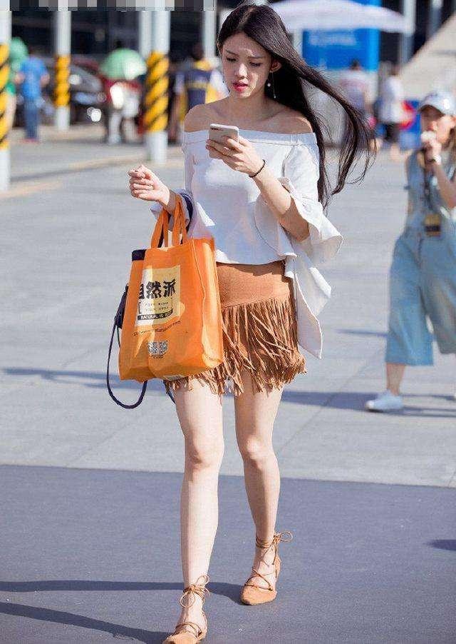 街拍: 美女穿黑色长筒鞋，搭配肉色薄款丝袜, 大长腿光鲜亮丽