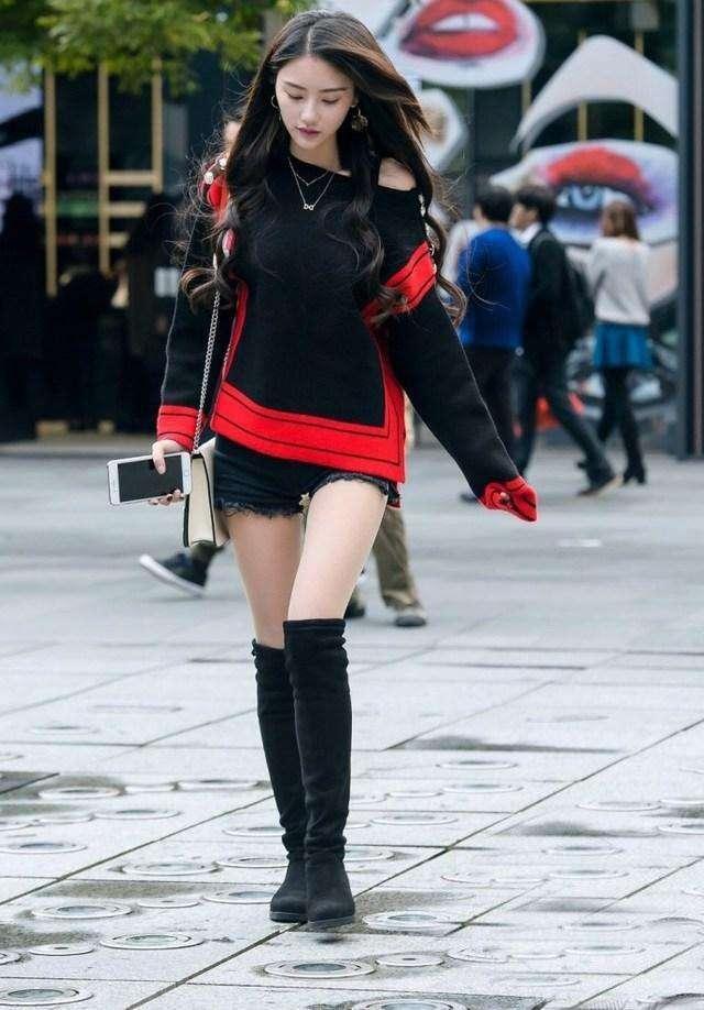 街拍: 美女穿黑色长筒鞋，搭配肉色薄款丝袜, 大长腿光鲜亮丽