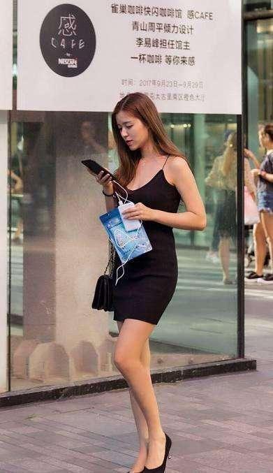 街拍: 美女穿黑色长筒鞋，搭配肉色薄款丝袜, 大长腿光鲜亮丽